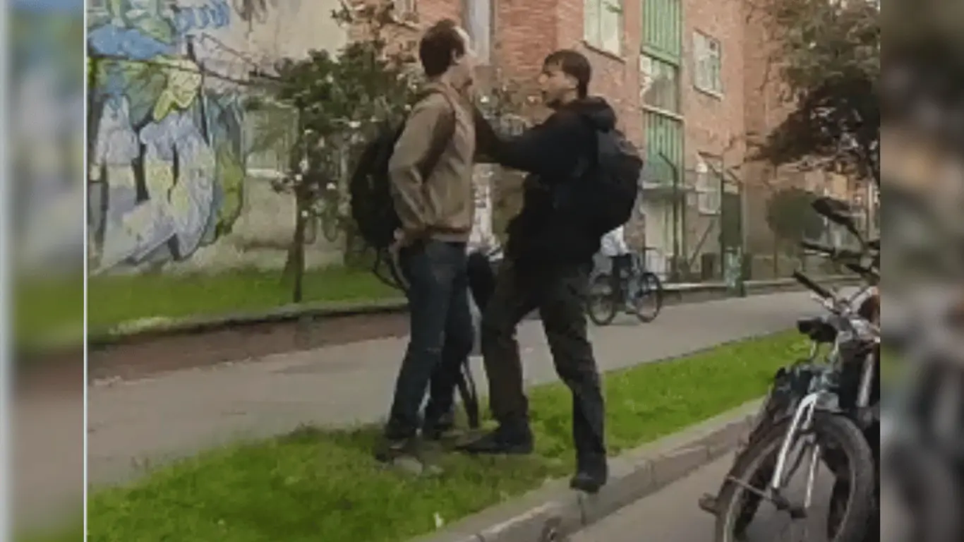 Motociclista invade ciclorruta, casi atropella a peatón y lo agrede