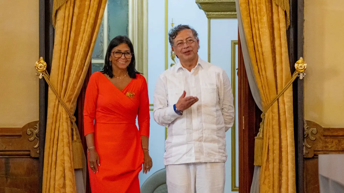 Delcy Rodríguez y Gustavo Petro 26