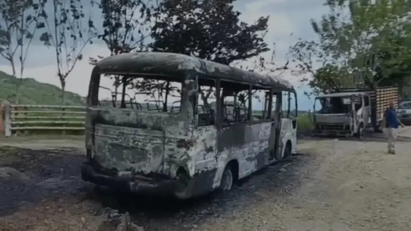Vehiculo incinerado en zona rural de Tuluá, Valle del Cauca