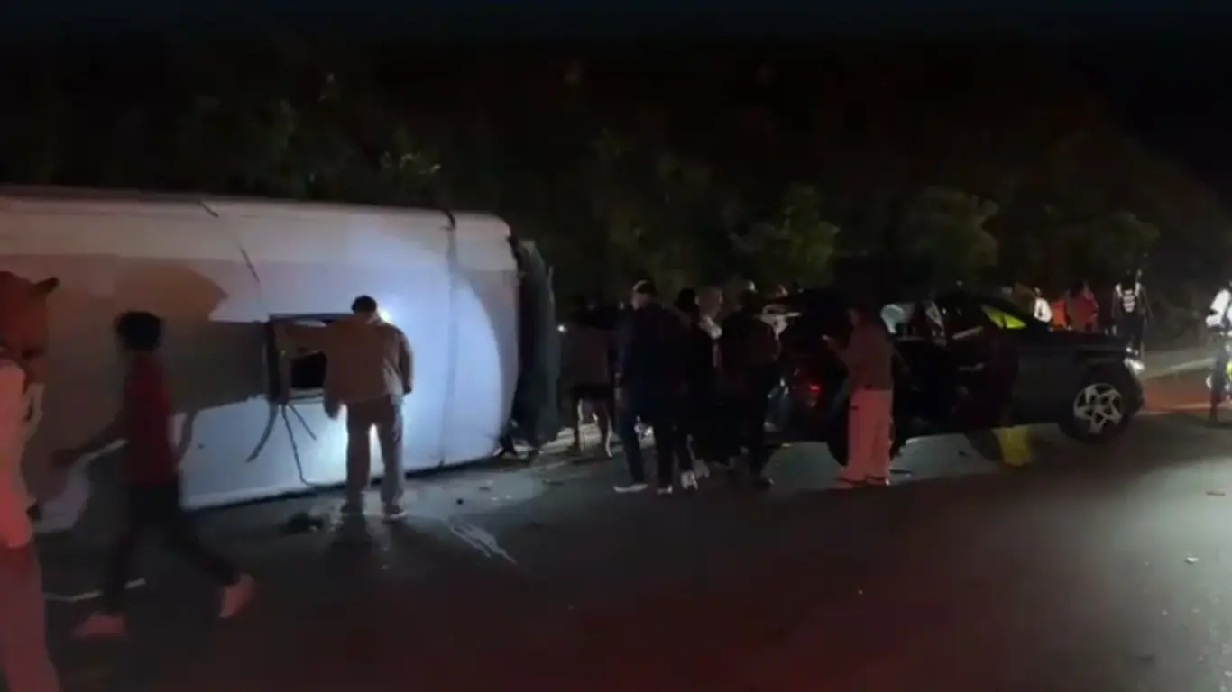 Bus que se  volcó en la vía Bogotá–La Vega
