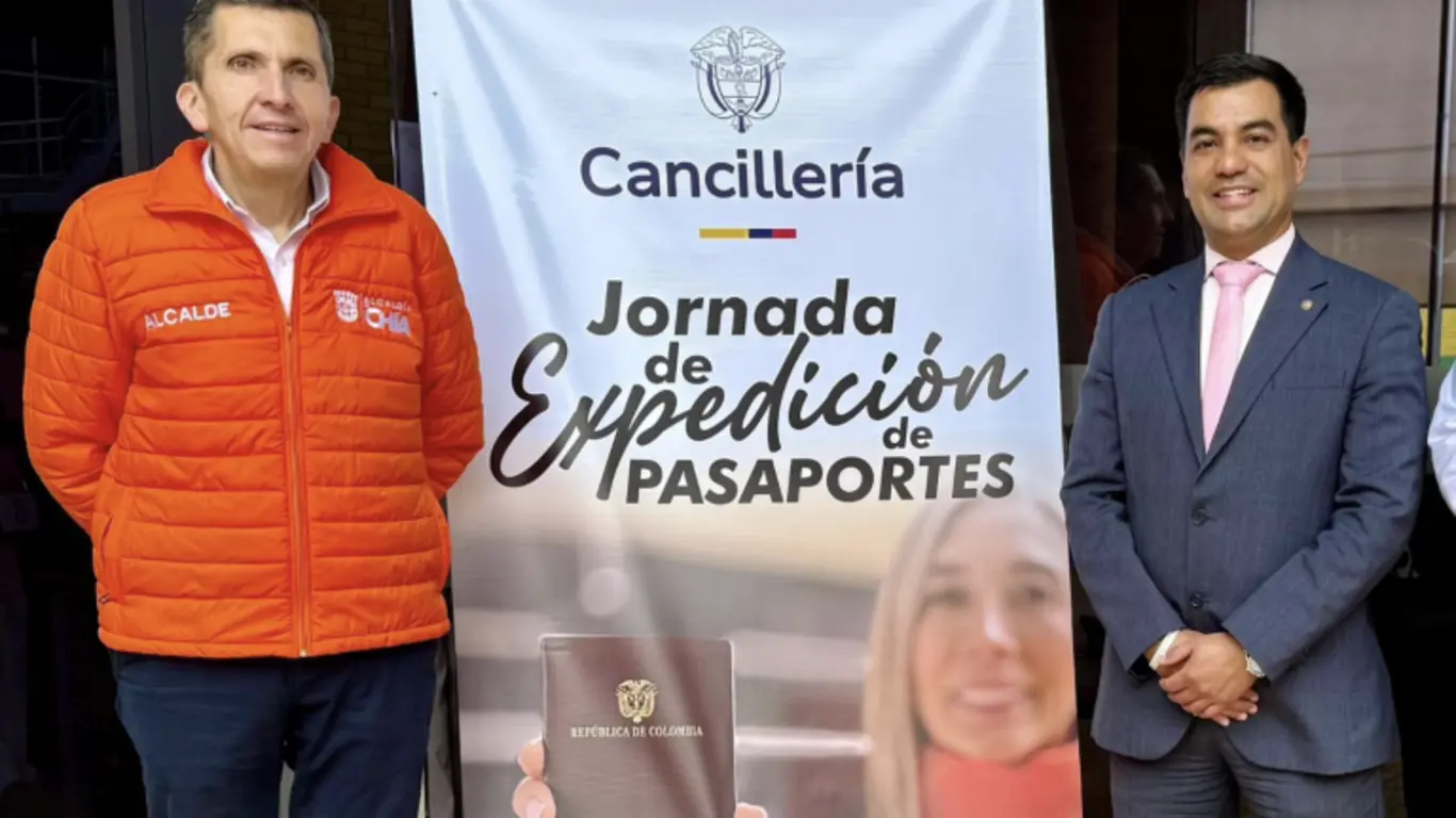 Leonardo Donoso, alcalde de Chía, en lanzamiento de nueva oficina de pasaportes