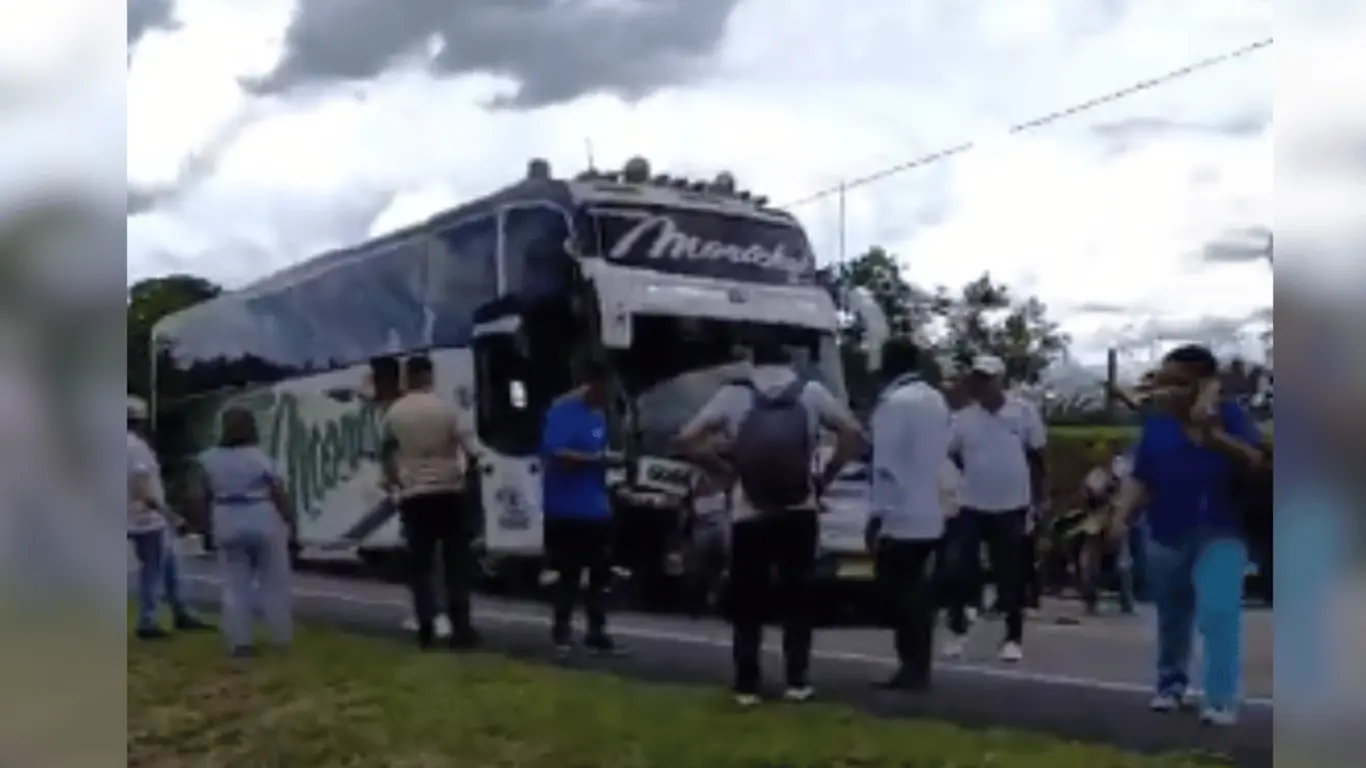 Bloqueo campesino en vía entre Risaralda, Caldas y Antioquia