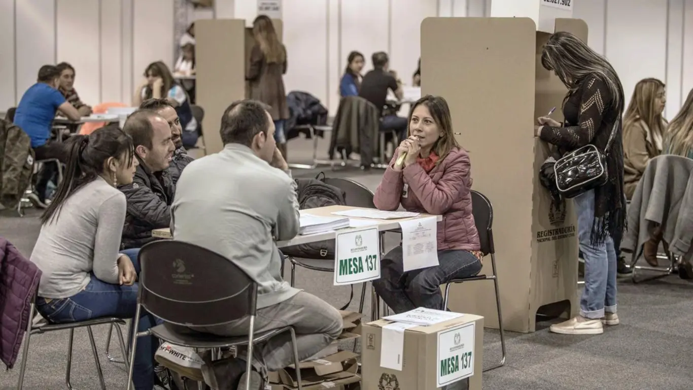 Personas votando
