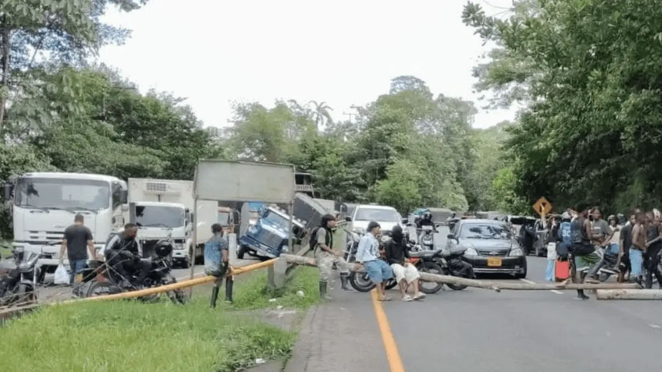 robos en bloqueo en vía a Buenaventura
