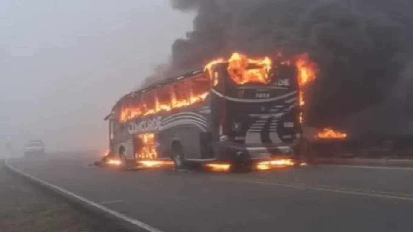 Bus incinerado en vía Málaga–Pamplona