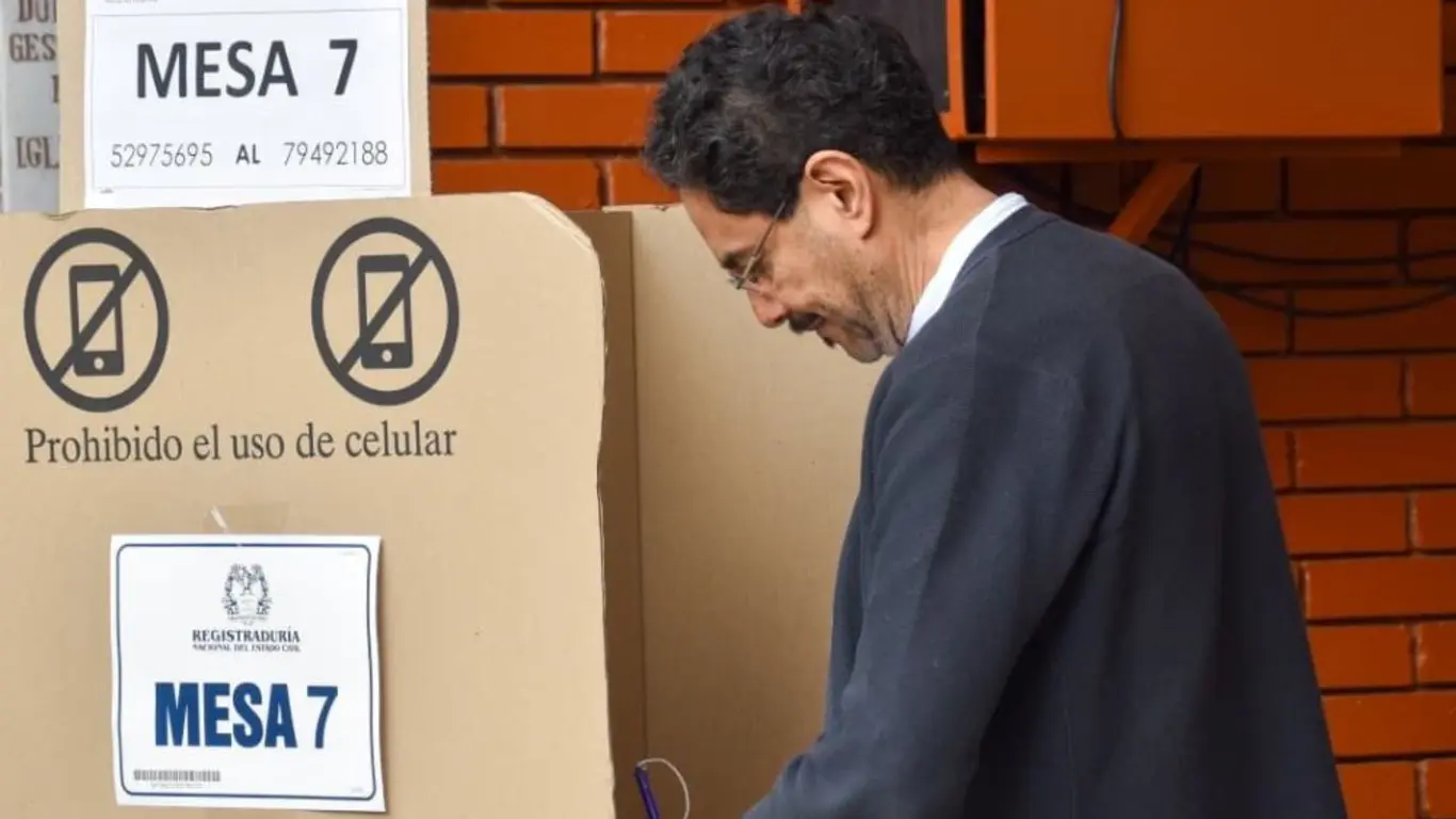 Iván Cepeda votando 2