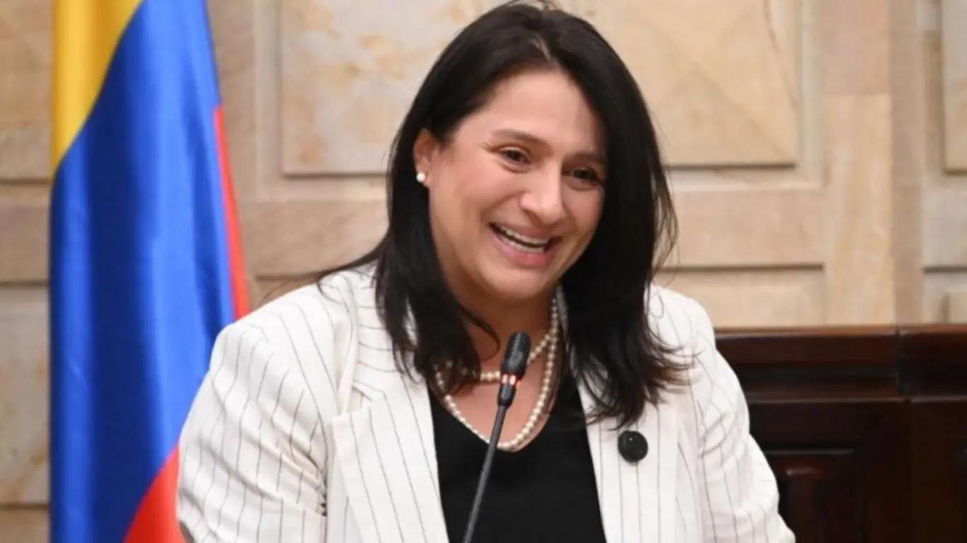 Paola Holguín renuncia al CD y a curul
