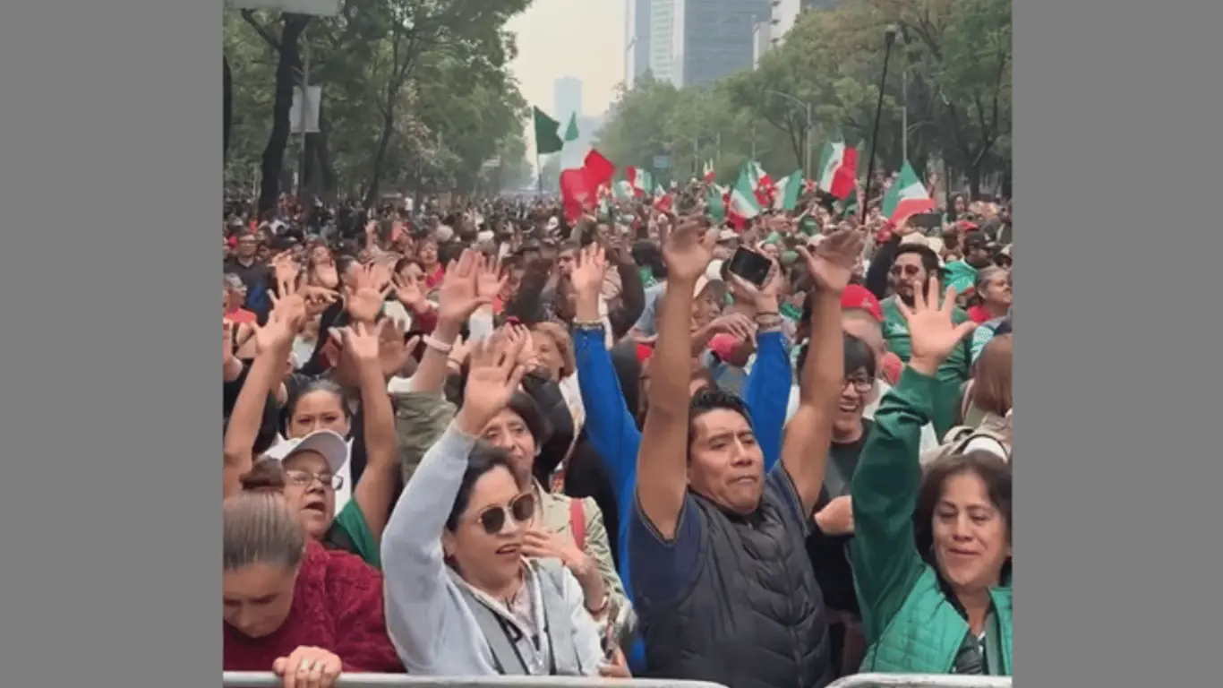 Miles de personas participan en la ola más grande del mundo