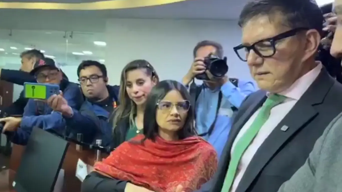 Angie denuncia Petro