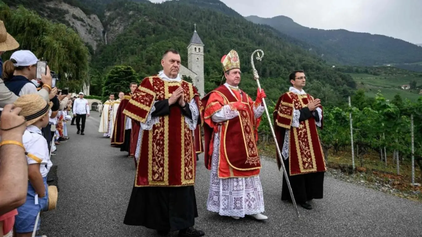 Vaticano excomulga a seis obispos de la Fraternidad San Pío X