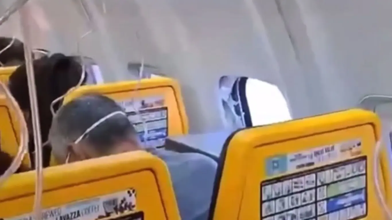Avión de Ryanair aterrizó de emergencia tras desprenderse una ventana en pleno vuelo
