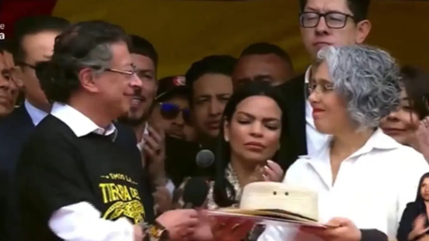 Petro entregó el sombrero de Carlos Pizarro a María José Pizarro