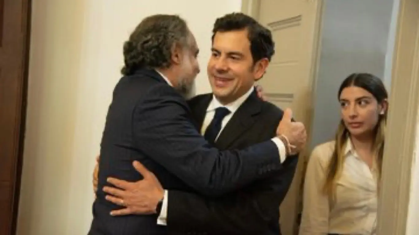 El abrazo de Lara y Benedetti