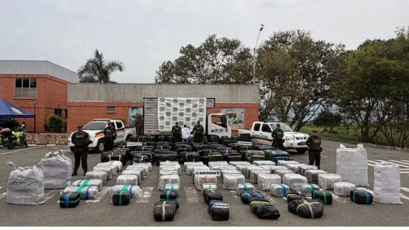 Incautan casi cuatro toneladas de marihuana en vía del Valle 