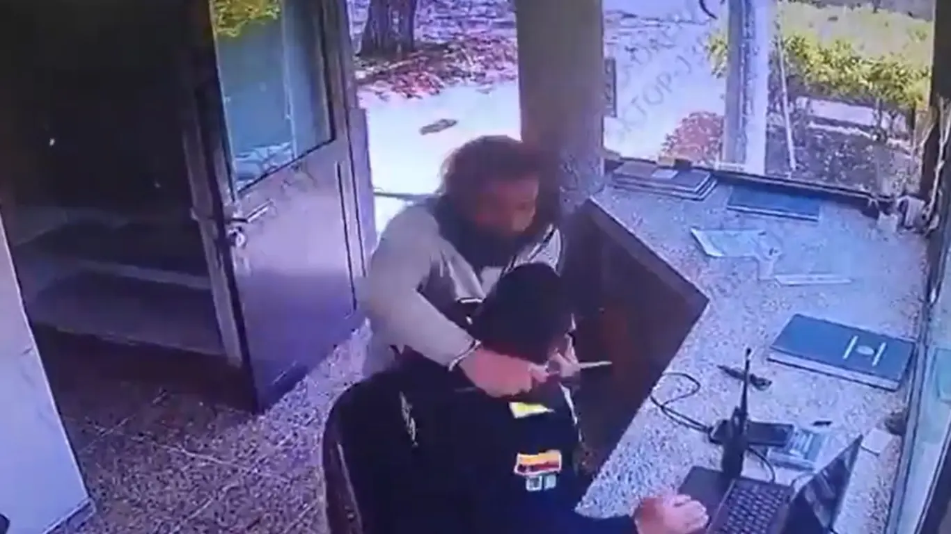 Hombre ingresó a un CAI en Bogotá y atacó con un cuchillo a un policía