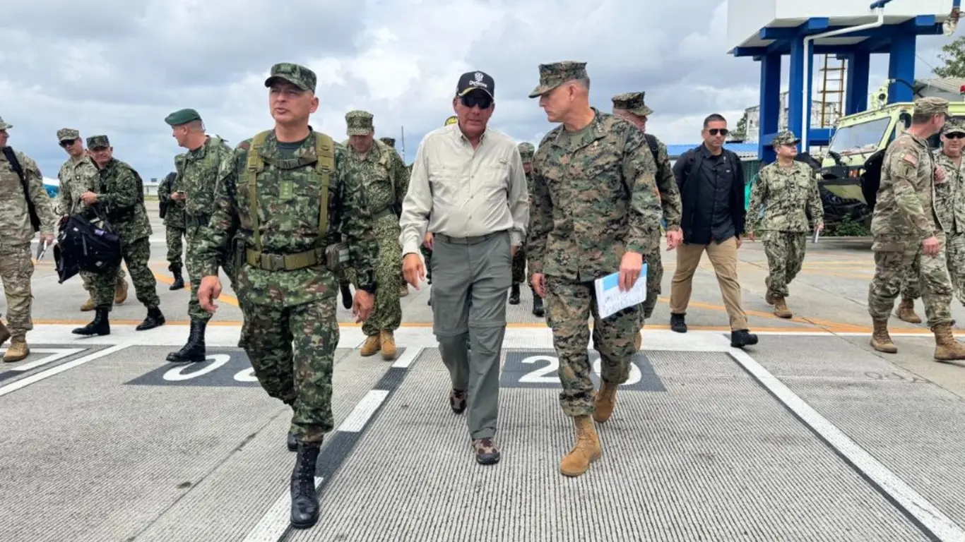 general Erick Rodríguez, mindefensa Jorge Mora, general Francis L. Donovan