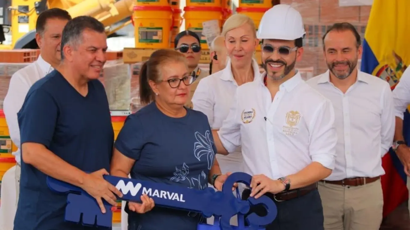 Abelardo de la Espriella y Marval entregaron viviendas amobladas tras el terremoto en Cali