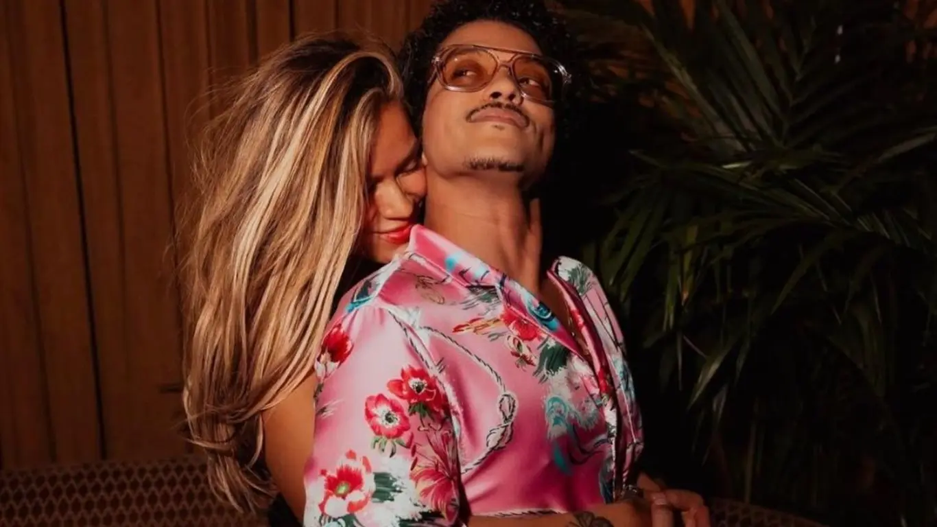 Karol G y Bruno Mars desatan rumores de romance: estas son las pistas que tienen sus seguidores