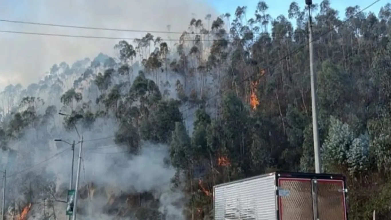 Incendio forestal en la salida sur de Bogotá 