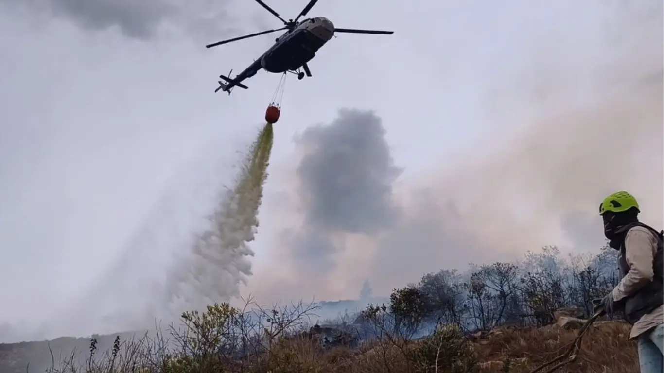 Labores de control de incendio en cerro San Marcos, entre Villa de Leyva y Chíquiza, Boyacá.