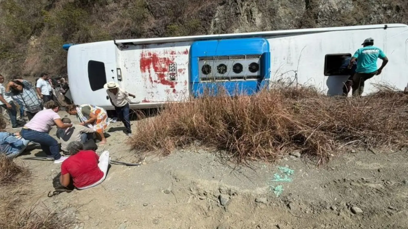 Volcamiento de un bus intermunicipal en Santa Fe de Antioquia
