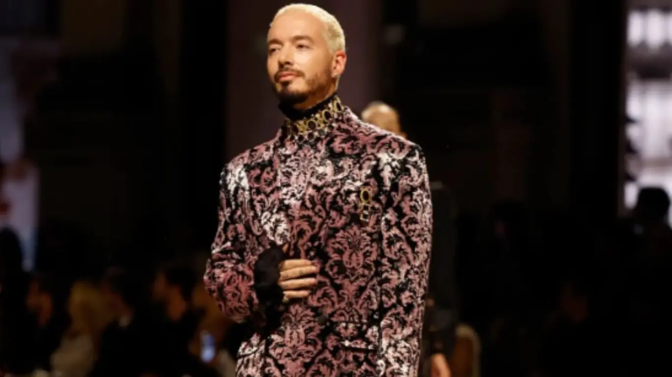 J Balvin desfiló en Vogue World Milano 2026 con traje de Alta Moda de Dolce & Gabbana