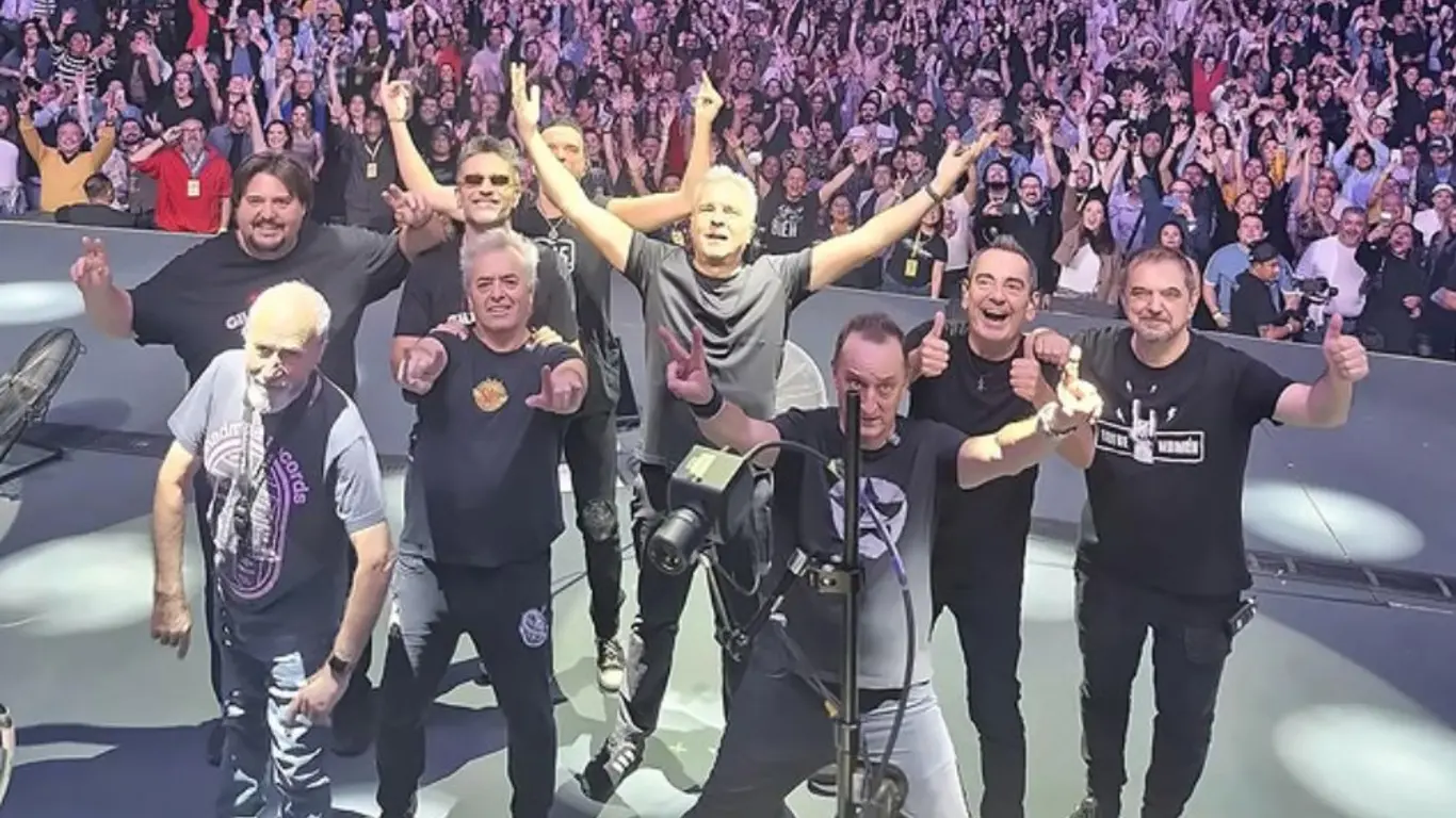 Integrantes de Hombres G junto a su equipo técnico al finalizar el concierto
