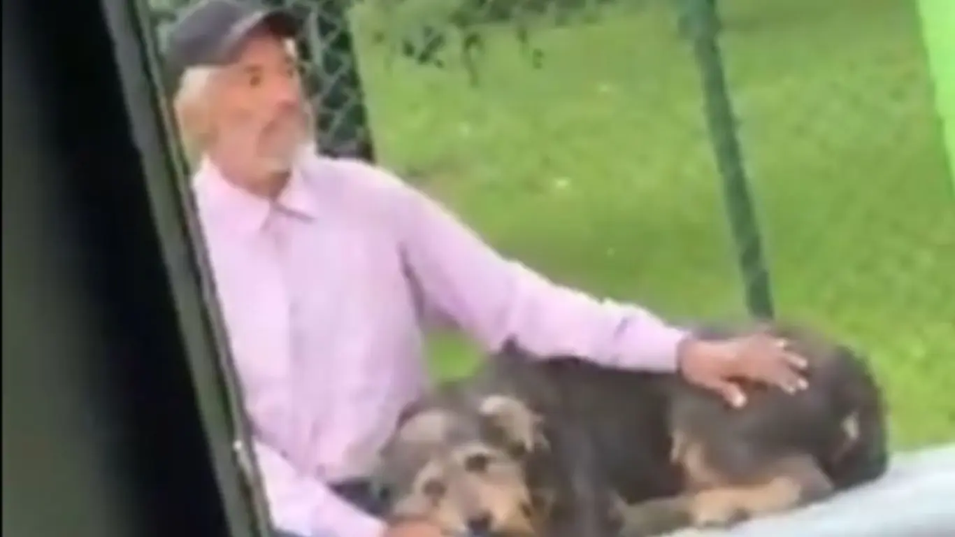 Adulto mayor con su mascota tras negativa de conductor de Trasoriente