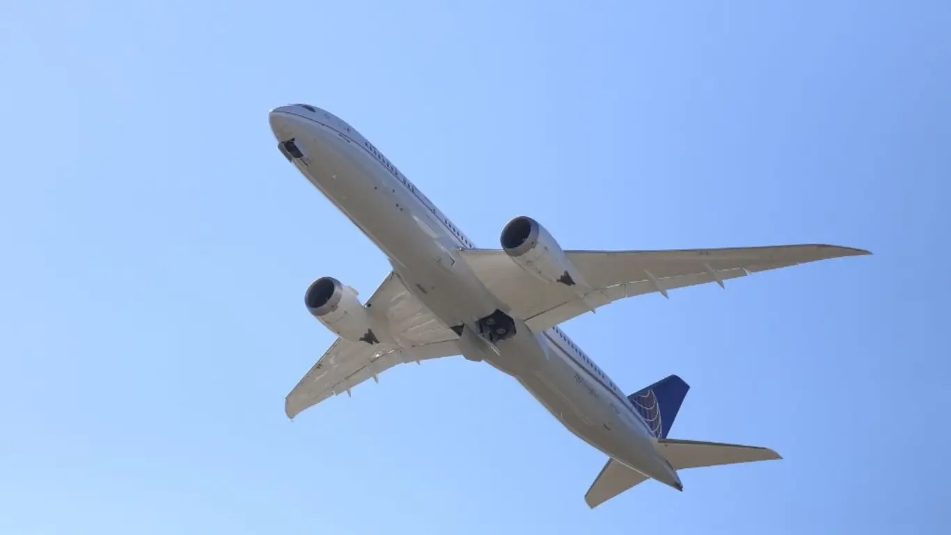 Avión en el aire