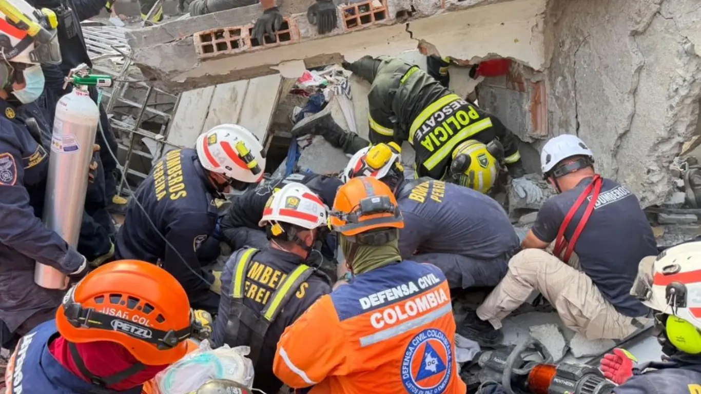 Rescatan con vida a una mujer tras colapso de vivienda afectada por terremoto en Pereira