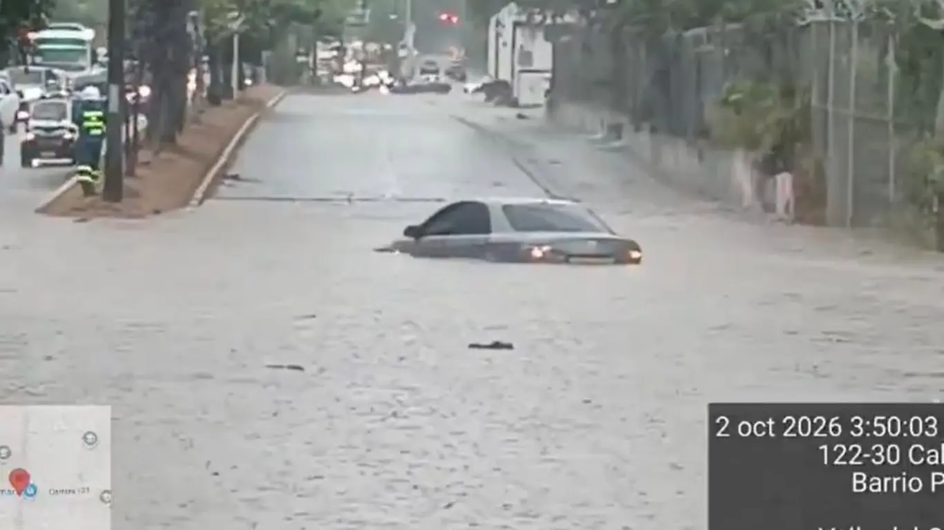 Vehículo en Cali quedó atrapado en medio de la inundación ocasionada por las fuertes lluvias