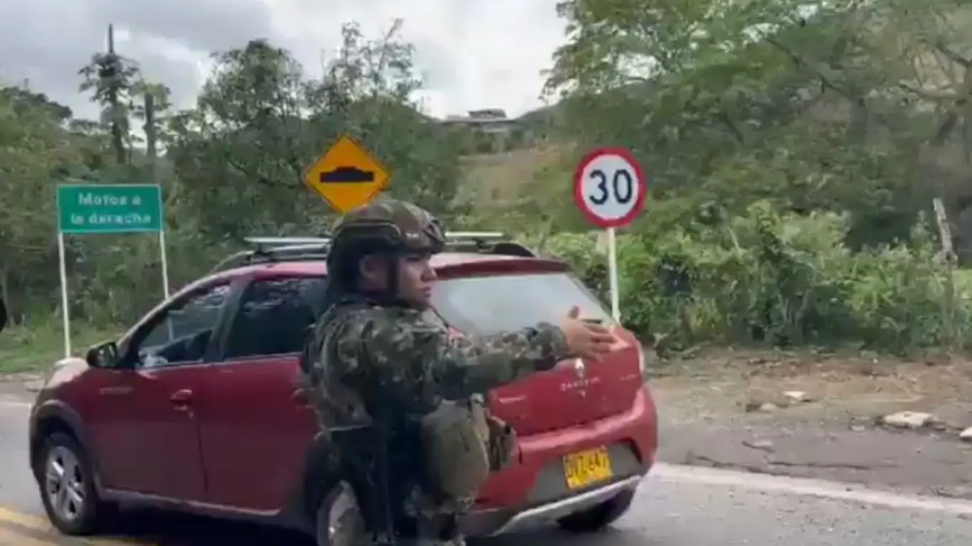 Reabren la vía Panamericana en el Cauca tras atentado con carro bomba que destruyó el peaje de La Sierra