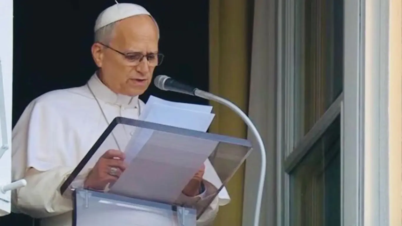 Papa León XIV durante el rezo Ángelus en el Vaticano