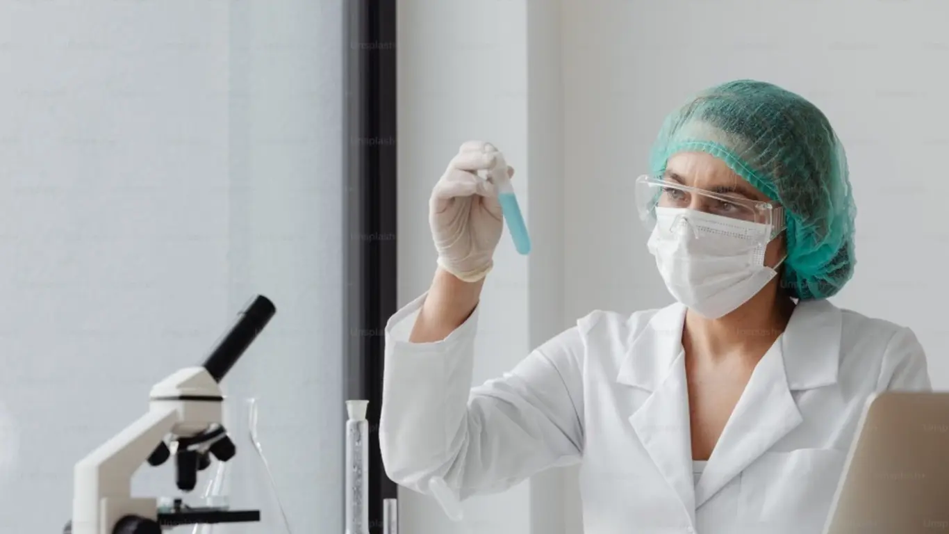 Mujer laboratorio