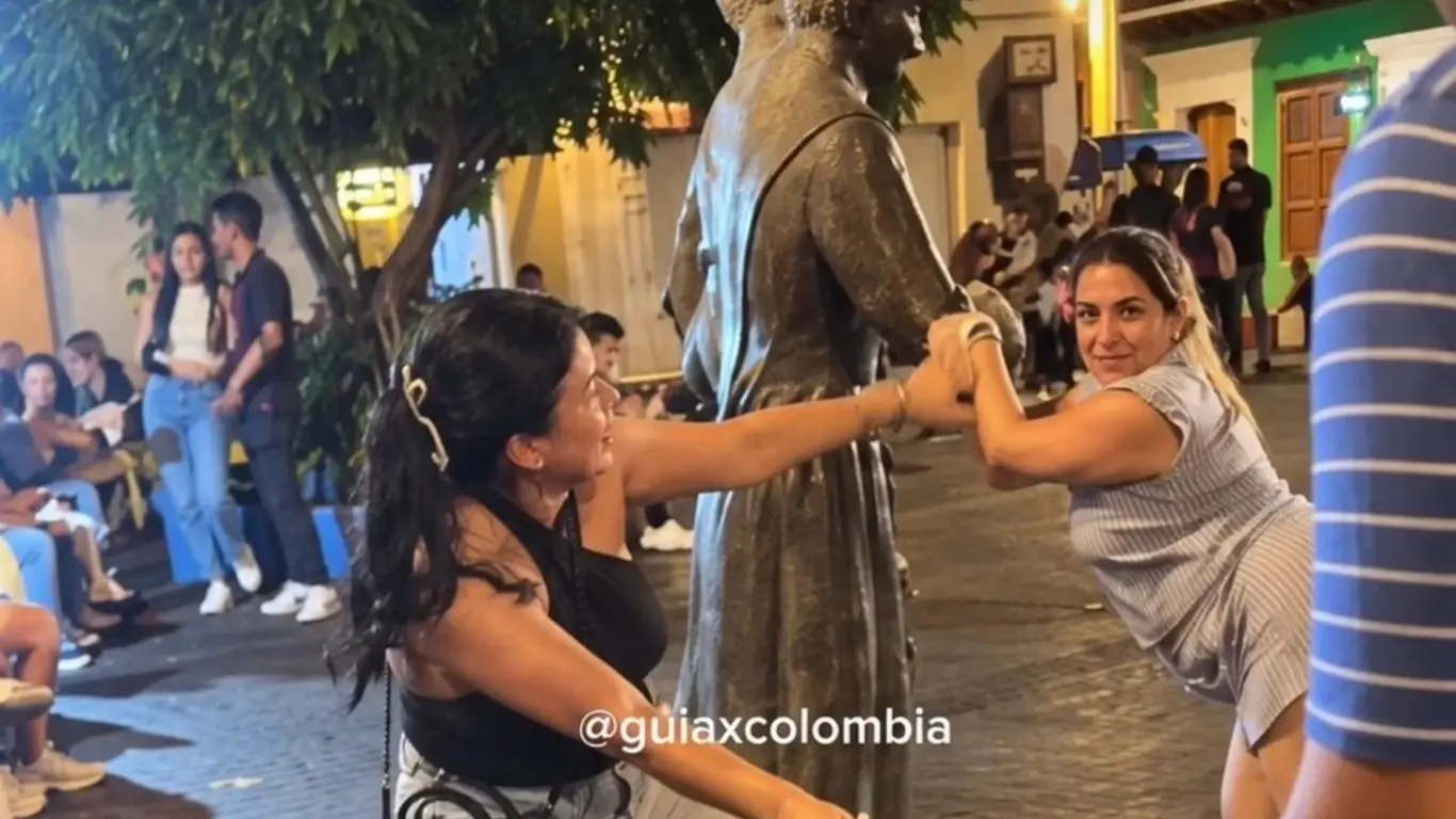 Turista destruye parte de escultura histórica en Cartagena
