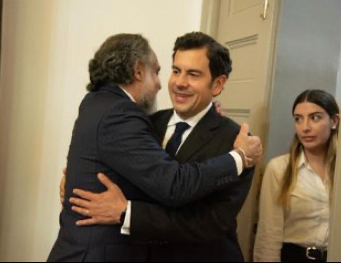 El abrazo de Lara y Benedetti
