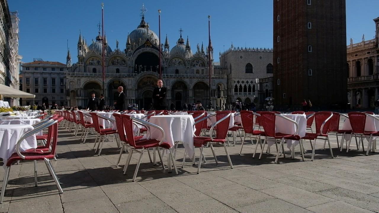 Frente de la Basílica de San Marcos en Venecia sin turistas
