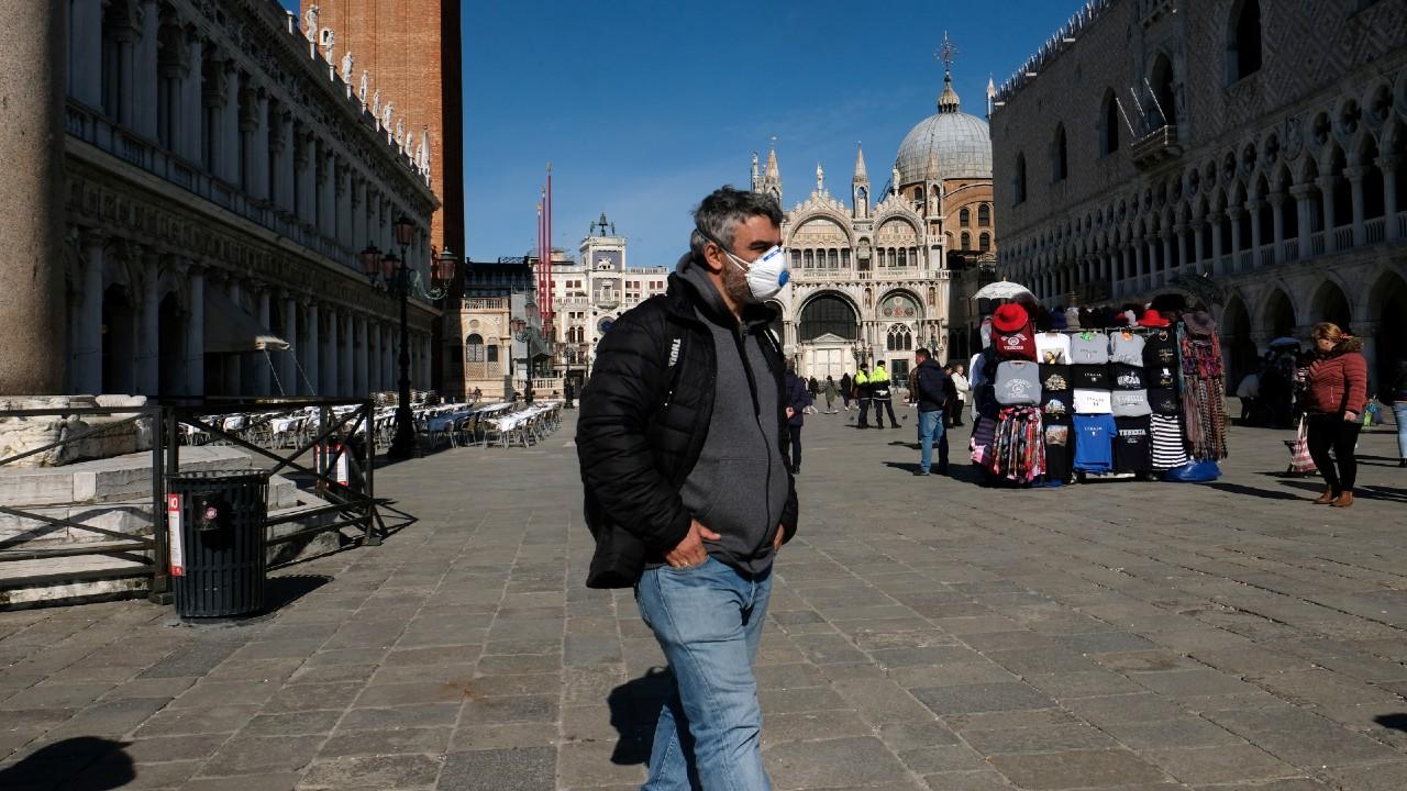 Hombre caminando por las solitarias calles de Venecia