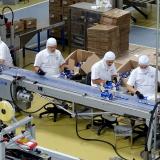 Trabajadores en fábrica colombiana