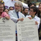 Petro firmando en marmol