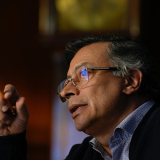 Gustavo Petro primer plano de perfil
