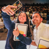 Estudiante beneficiada junto al gobernador de Cundinamarca, Jorge Emilio Rey