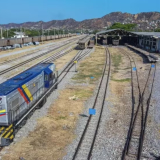 Locomotora tipo U10B sobre la vía que conectará ambos municipios