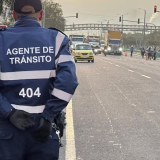 Agente de tránsito en la vía