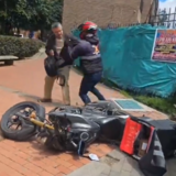 Motociclista agrede a adulto mayor en Suba