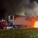 El incendio fue provocado por el choque entre una motocicleta y un tractocamión