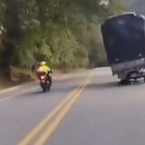 Motociclista en carretera a la altura del río Cauca en Supía, Caldas