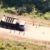 Niños jugaron junto a una volqueta cargada 