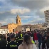 Evacuación en la Plaza de Bolívar de Tunja por temblor en Chíquiza, Boyacá