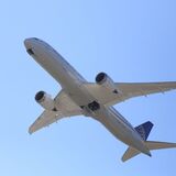 Avión en el aire